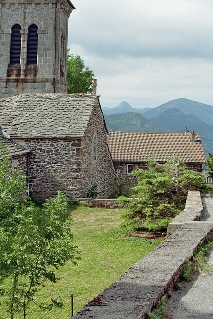 Kirche Saint-Clément, daneben Suc du Gerbier de Jonc.