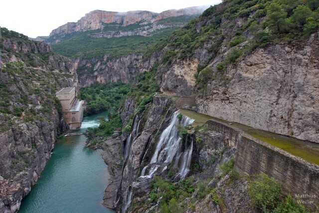 Südseite: E-Werk und künstlicher Wasserfall des Pantà de Camarasa
