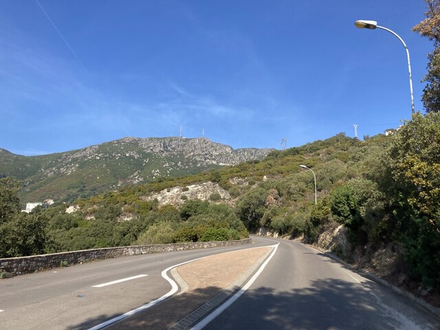 Blick von der Teghime-Ostauffahrt zu den Antennen auf dem Gipfel. Aus Bastia sind es knapp 1000hm auf 14km.