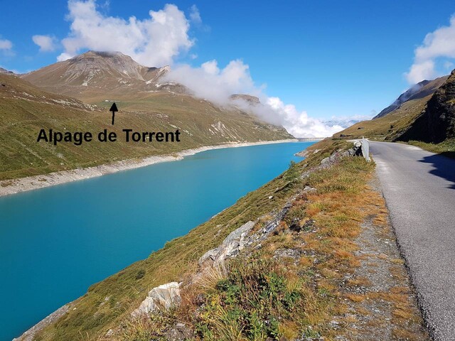 Lac de Moiry mit Alpage de Torrent, an der die Gravelstrecke vorbei führt