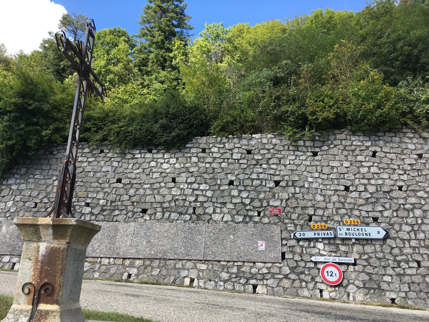Col de Sarrasset (S) (SW) Vereinigung der D256 / D257 bei Gourdon (La Planche) (IMG 1997).