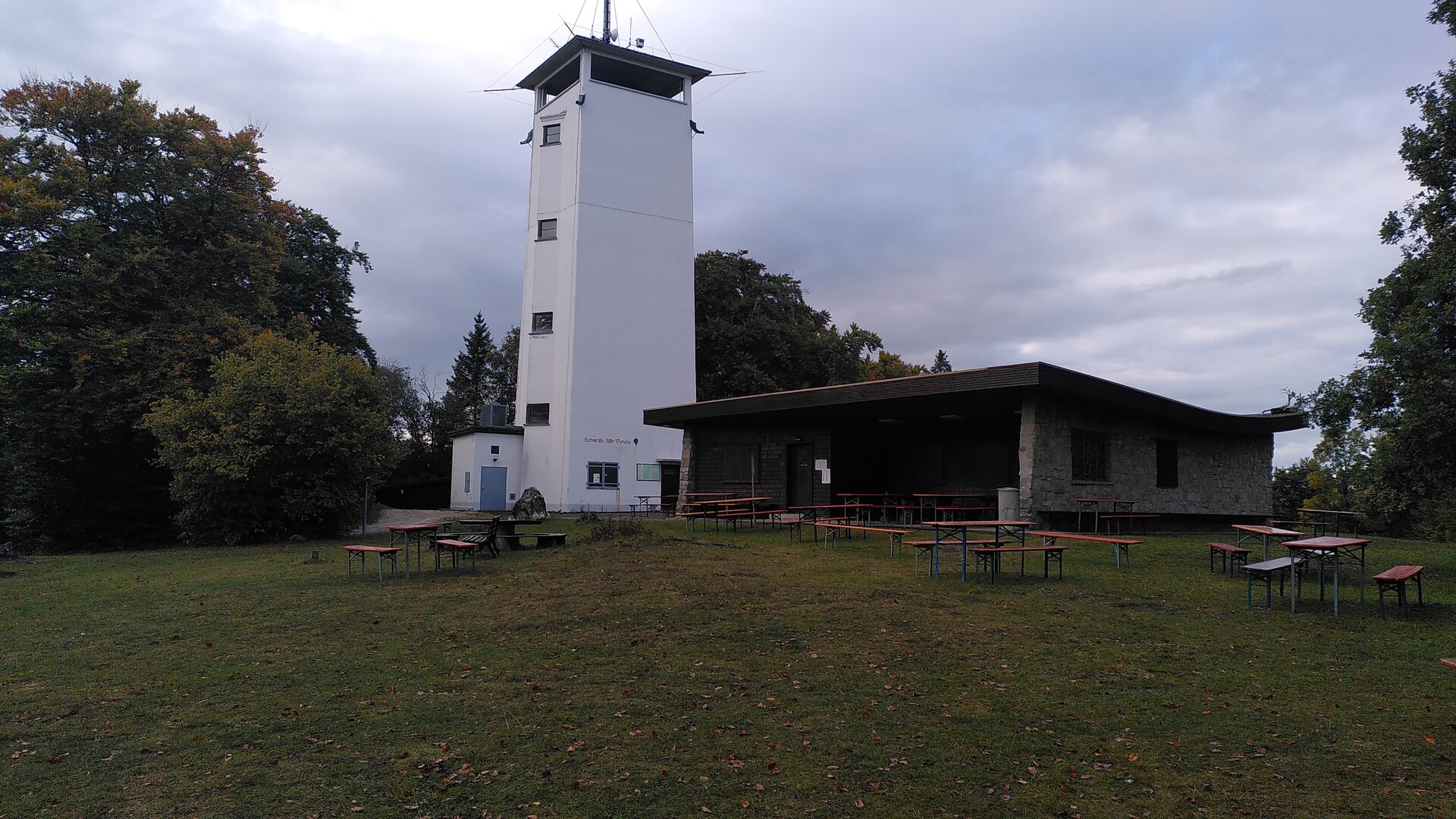 Volkmarsbergturm und Albvereinshütte