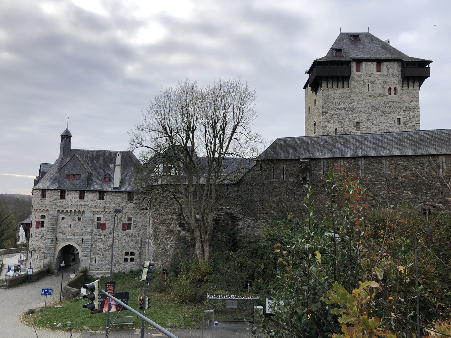 Schloss Burg (N) Front mit Toreinfahrt (IMG 0340).