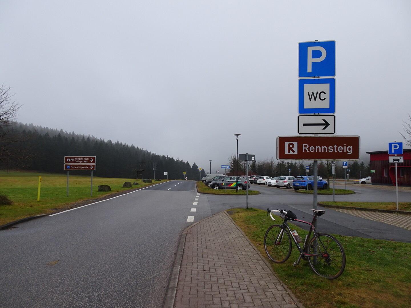 Passhöhe am Rennsteig erreicht - Blick in Richtung Fehrenbach