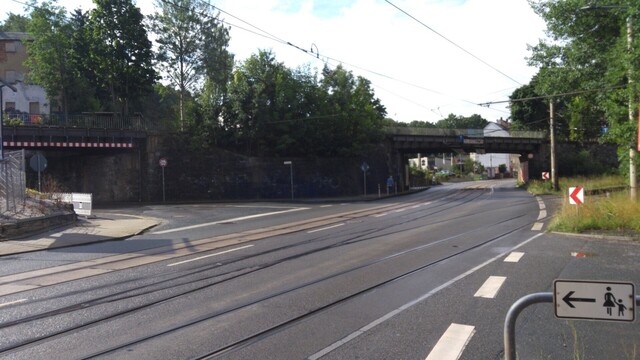 Hofer Straße Richtung Süden, die Auffahrt beginnt mit dem Abzweig nach links, durch die linke Bahnunterführung 