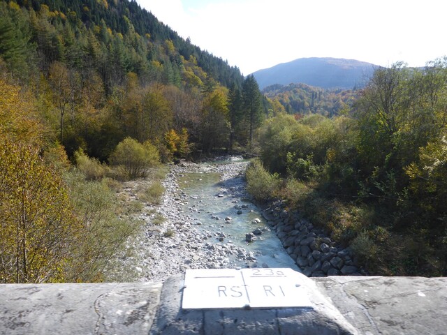 Die Grenzmarke auf der Brücke über den Nadiža / Natisone