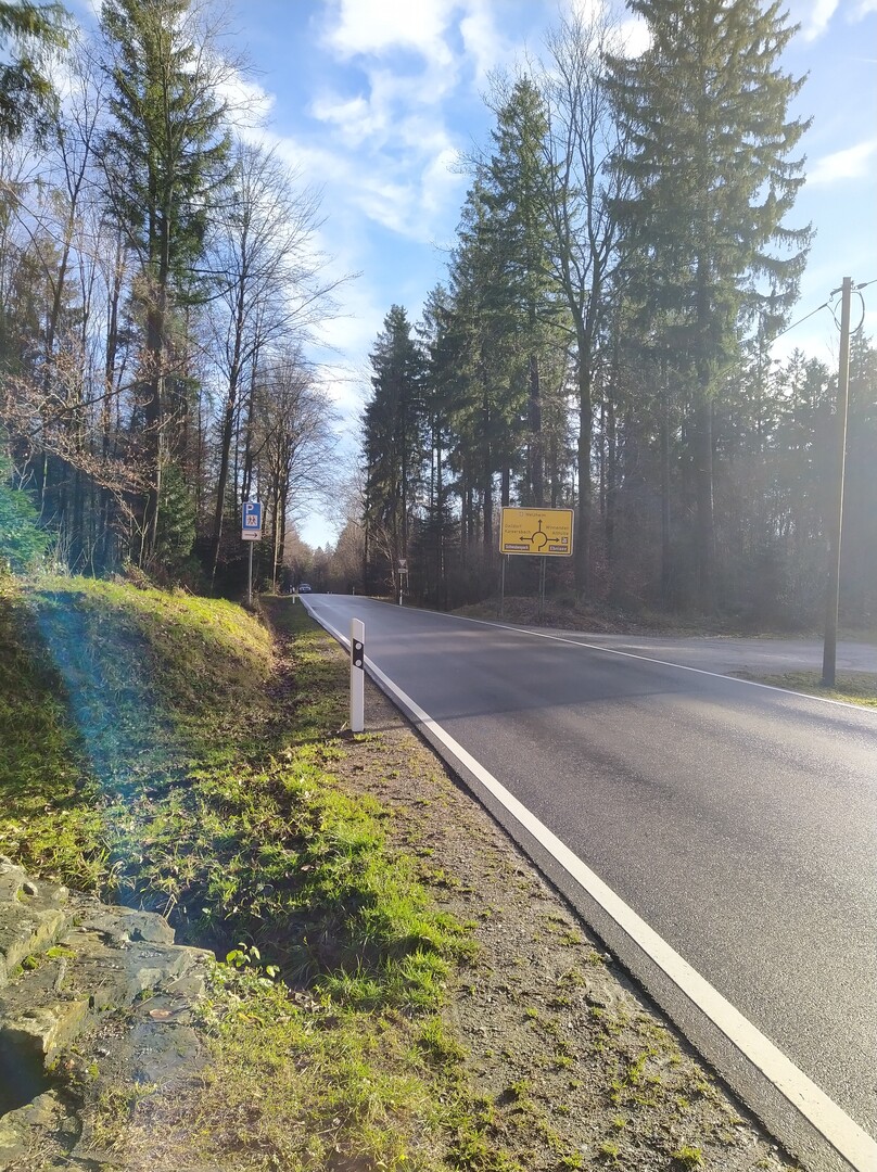 Kurz nördlich des höchstgelegenen Kreisverkehrs im Rems-Murr-Kreis