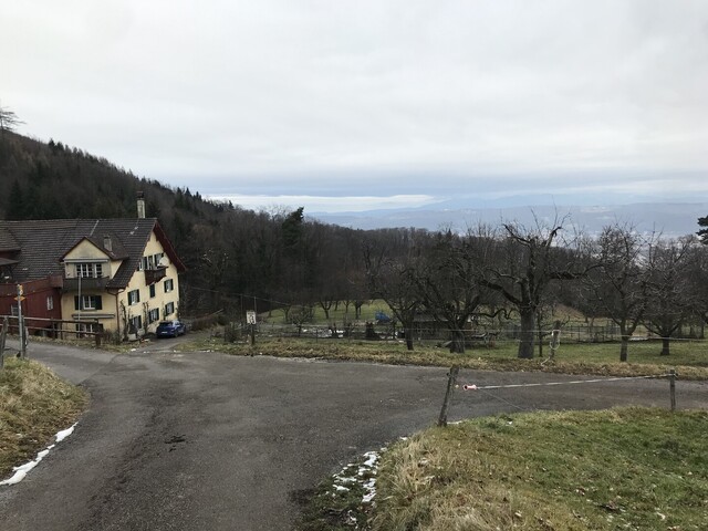Blick von der Passhöhe auf den Berghof und nach Norden.
