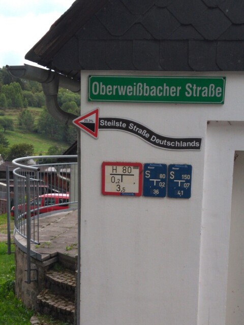 Abzweig nach links in die Oberweißbacher Straße, wenn Deesbach von von südwest (bergab) durchfahren wird.
In die Ortsstraße geht es kurz davor rechts runter.