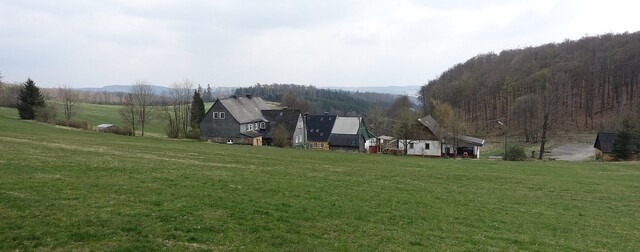 Kühhude - Blick vom Wanderweg ca. 200 m östlich der Passhöhe - April 2022.