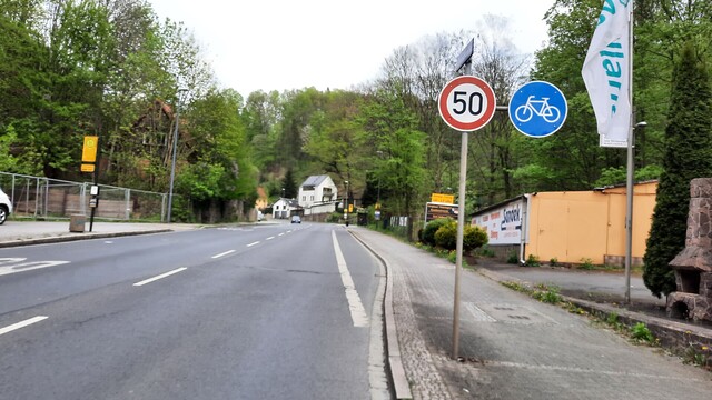 Radschutzstreifen nach 400 m auf der Grundstraße