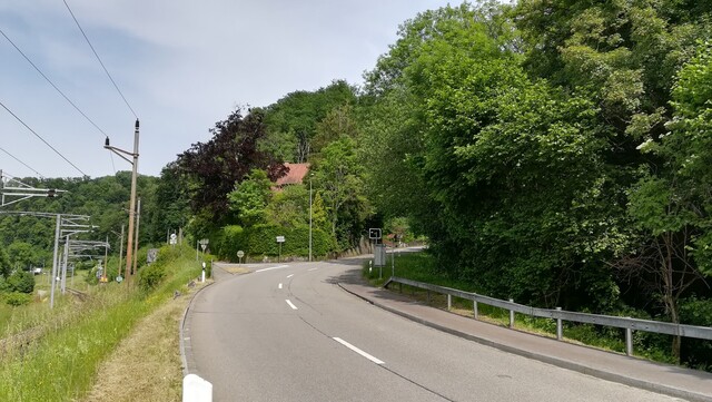 Im Welschenhans – Beginn der Auffahrt: dem Strassenverlauf folgend rechts abbiegen in Richtung «Seewen»