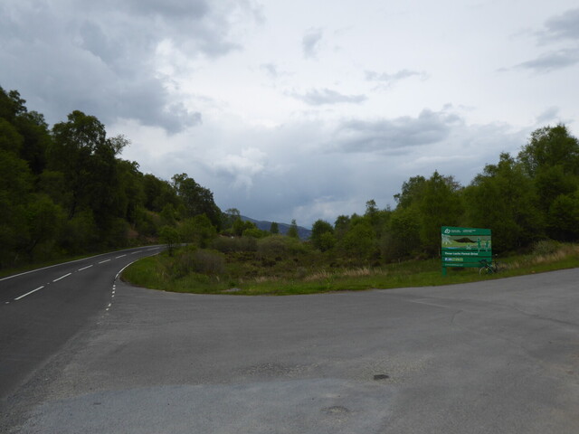 Fast an der Paßhöhe (im Hintergrund). Rechts geht es weg zum Three Lochs Forest Drive.