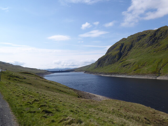 Voilá, le lac!. Man beachte den relativ niedrigen Wasserstand, Dürre auch in Schottland im Juni 2023.
