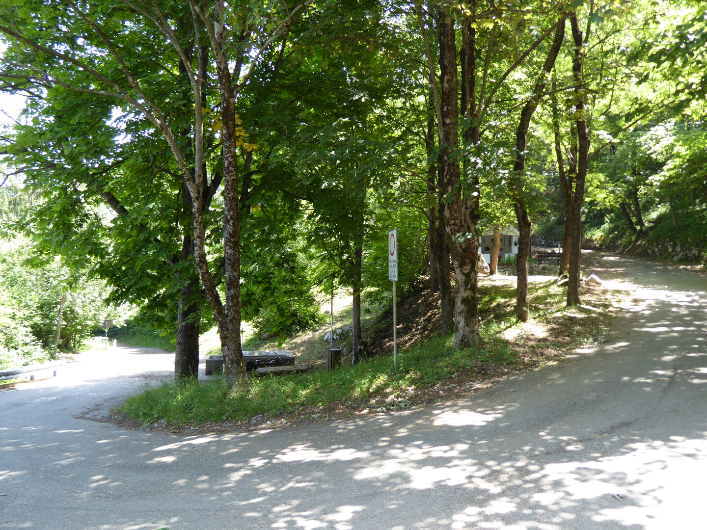 In der Kurve zweigt die Straße nach Rovereto ab. Hinter dem Baum direkt vor der Quelle versteckt sich übrigens ein halbnackter Mann.