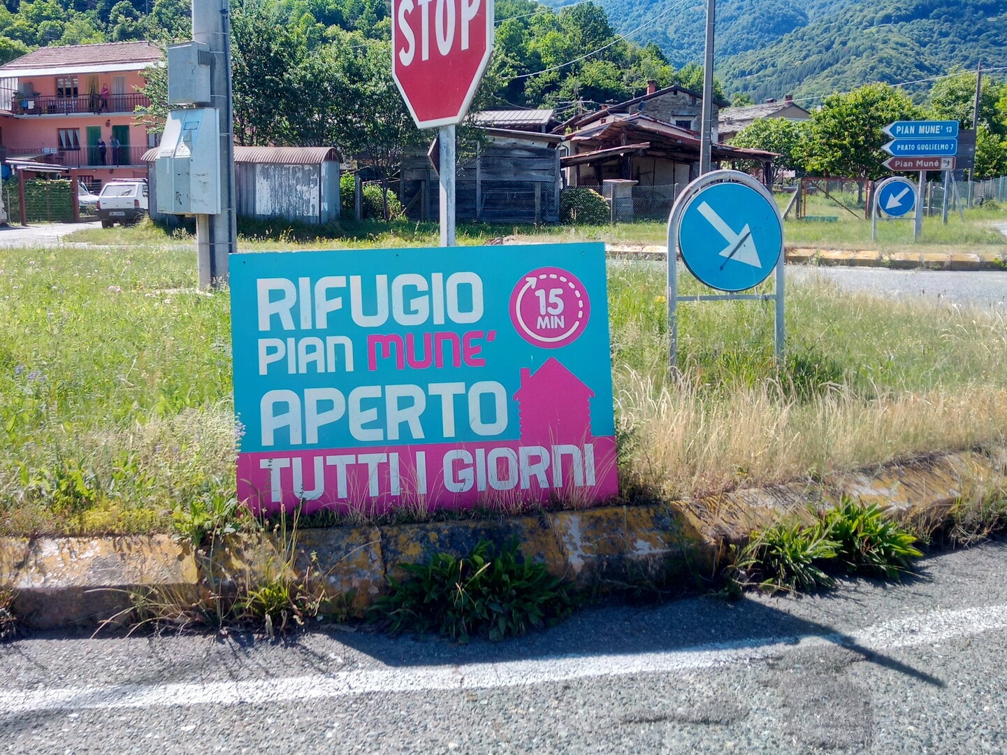 Hinweis auf das Rifugio am Start der Auffahrtstraße.