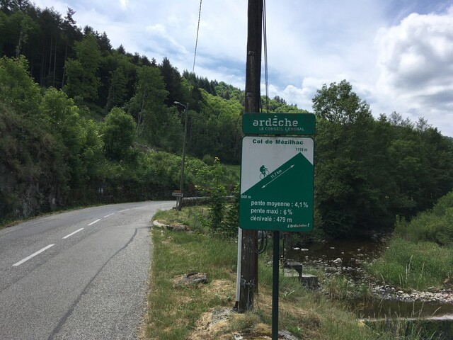 Col de Mezilhac (N) Startpunkt ist am Ortsausgang von Dornas - so sehen es auch die Locals (IMG 5771).