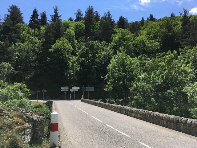 Col de Mezilhac (N) Abzweigung 2 km hinter Dornas - Gravelbiker können vor dieser Brücke links abbiegen, alle anderen fahren hinter der Brücke links und folgen der D578 (IMG 5816).