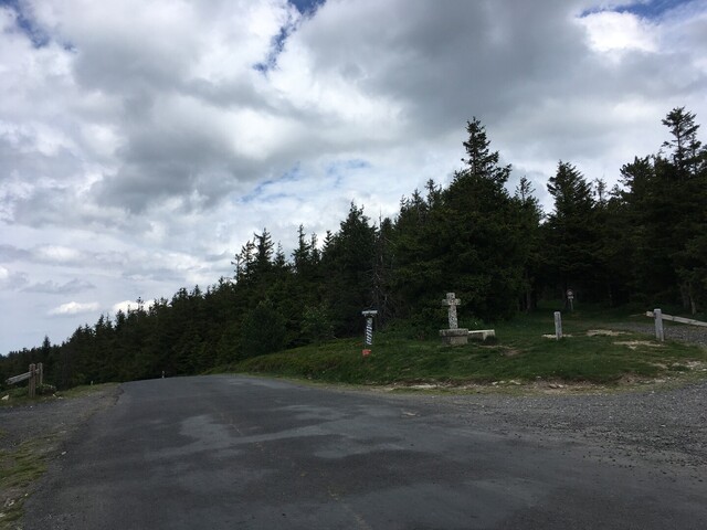 Croix de Peccata (N) Steinernes Kreuz und Parkplatz auf der Passhöhe (IMG 5726).