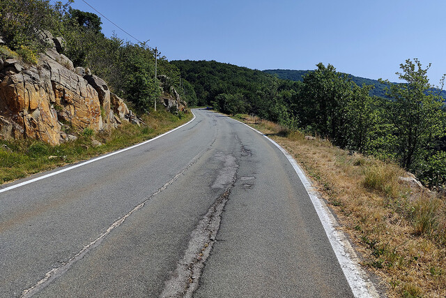 Westanfahrt von San Pietro Dolba: Das Landschaftsbild der ersten Kilometer des Anstieges.