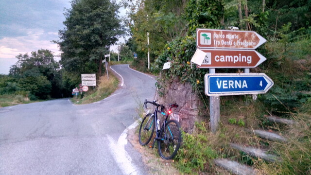 Hier beginnt der zweite Teil der Kletterpartie: Abzweigung an der Colletta di Cumiana nach Verna.