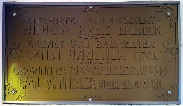 Gedenktafel am Turmeingang.