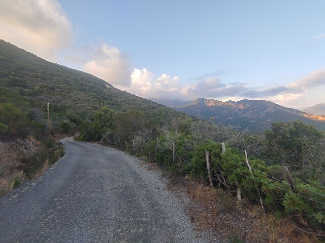 Östlich von Paomia geht es weiter in die Berge.