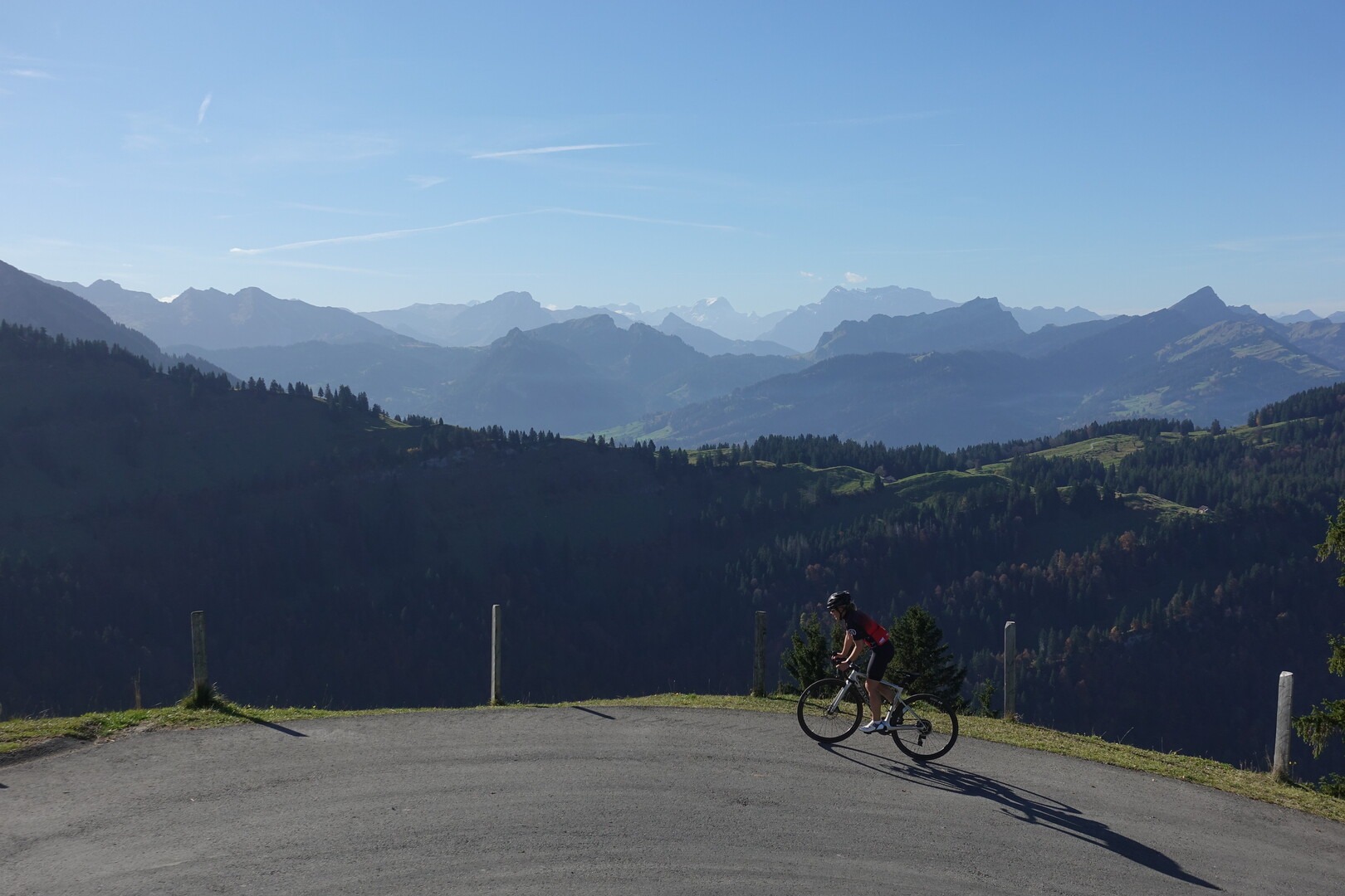Die zweite Panoramakurve mit fantastischem Blick in die Glarner Alpen. Deutlich zu erkennen am Gletscherdach: der Tödi, mit 3612 m der höchste Berg der Glarner Alpen.