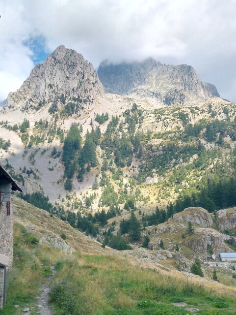 Berggipfel im Hintergrund des Rifugios.