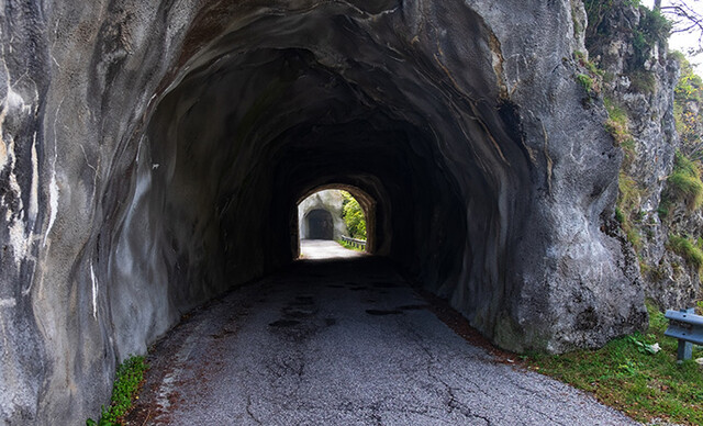Südostanfahrt von Recoaro Terme: Abschnitt mit einigen Tunnels.
