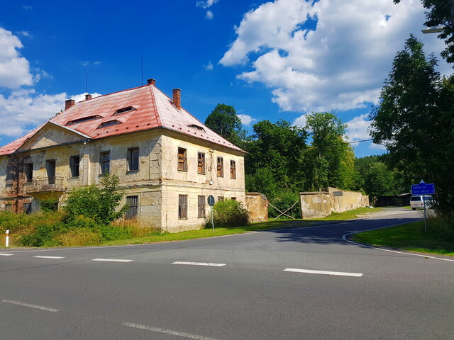Startpunkt der Nordwestauffahrt am Schloss Arnitzgrün.