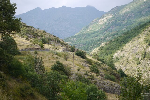 SO-Anfahrt: Bergtal und  Bergpanorama im unteren Mittelteil