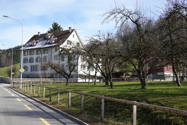 Noch auf dem Stadtgebiet von St. Gallen liegt das Kloster Notgrersegg. Rechts einige Münzautomaten mit Hofverkauf von Fleisch und Käse.
