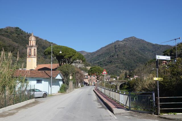 Am Autobahnkreisverkehr in Rapallo biegen wir rechts ab.