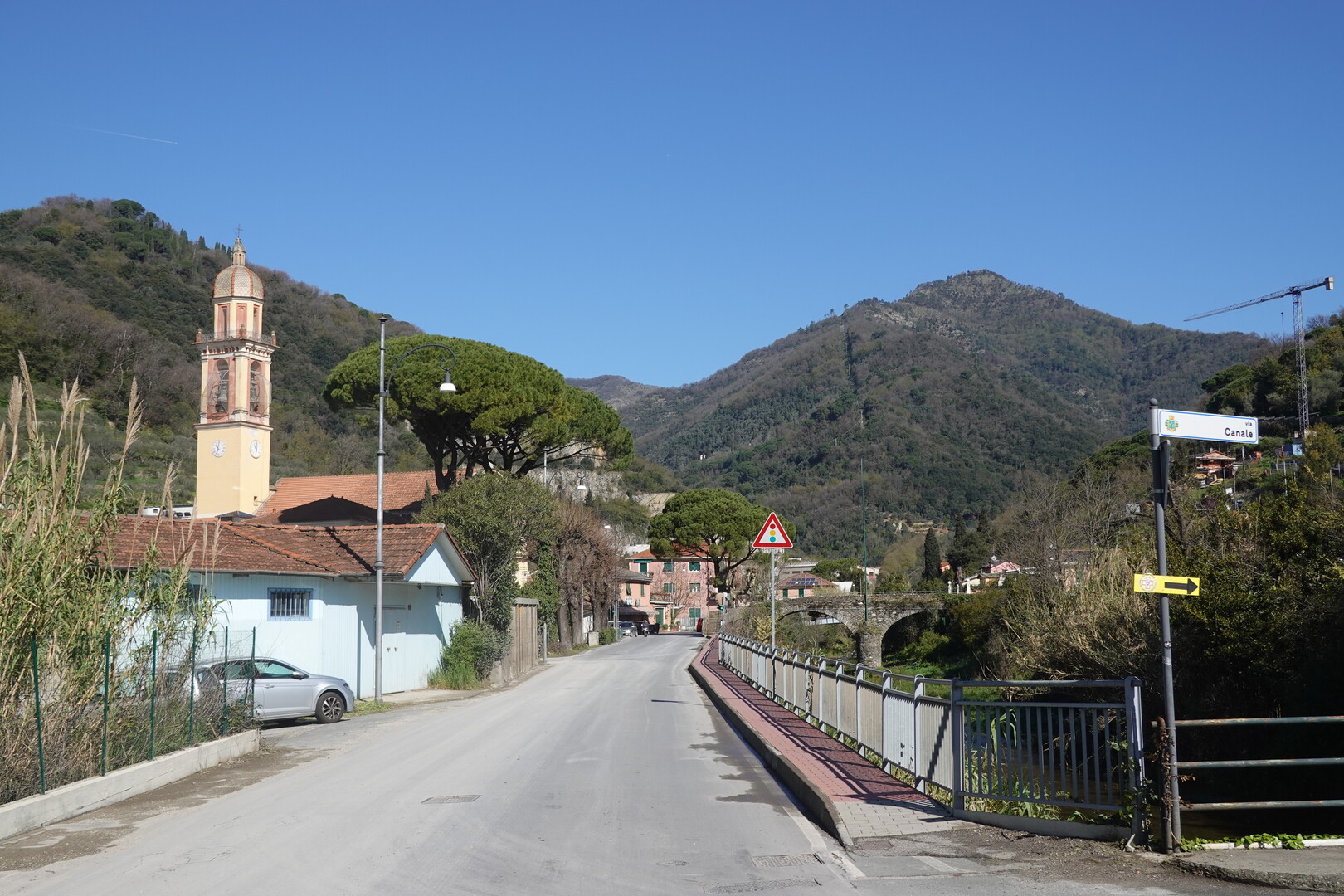 Am Autobahnkreisverkehr in Rapallo biegen wir rechts ab.