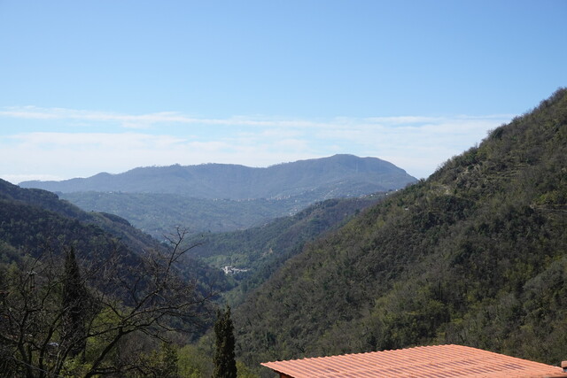 Blick von Montepegli zurück ins Tal in Richtung Rapallo und Ruta.