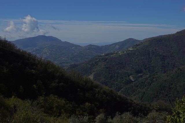 Ausblick von San Quirico d'Assereto hinüber nach Ruta.
