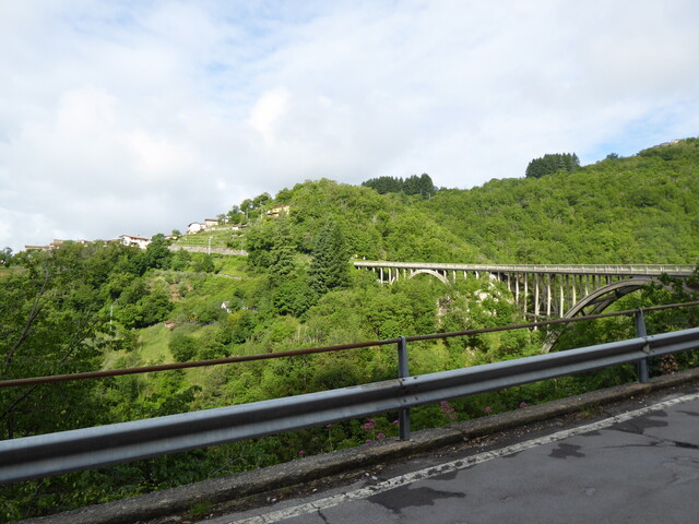 Süden: Die Ponte Avv.Attilio Vergai vor Canigiano.