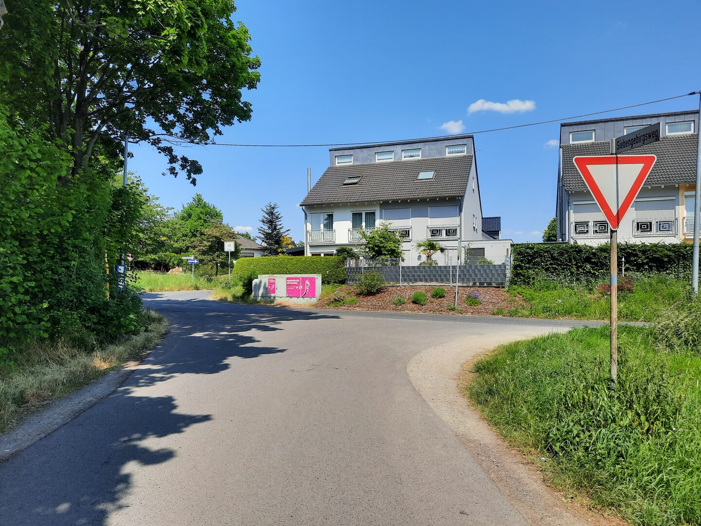 Am Ende des Siebengebirgswegs hat man verschiedene Möglichkeiten Richtung Heisterschoß weiter zu fahren. Rechts Richtung Hauptstraße - Vorfahrt beachten! Hier beschrieben ist der Nebenweg nach links durch Happerschoß.