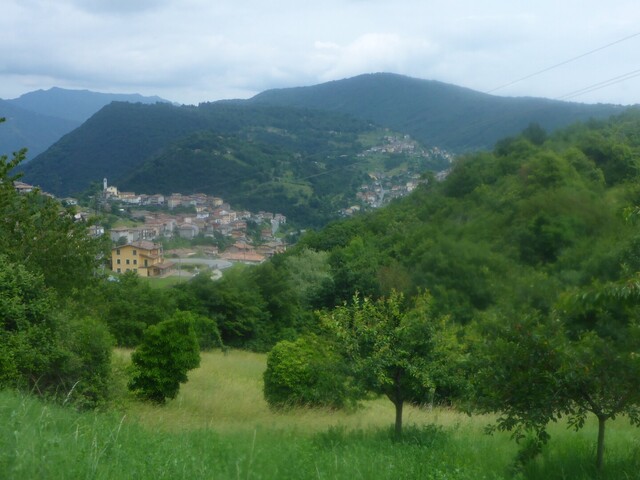 Blick von der Südauffahrt hinunter nach Polaveno und San Giovanni