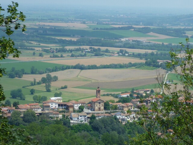 Blick von der Plattform hinunter nach Serralunga di Crea (Nordauffahrt)