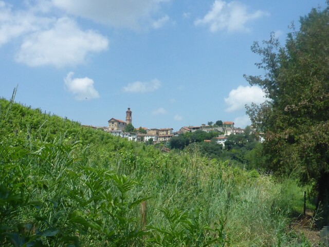Serralunga di Crea von der Ostauffahrt aus gesehen