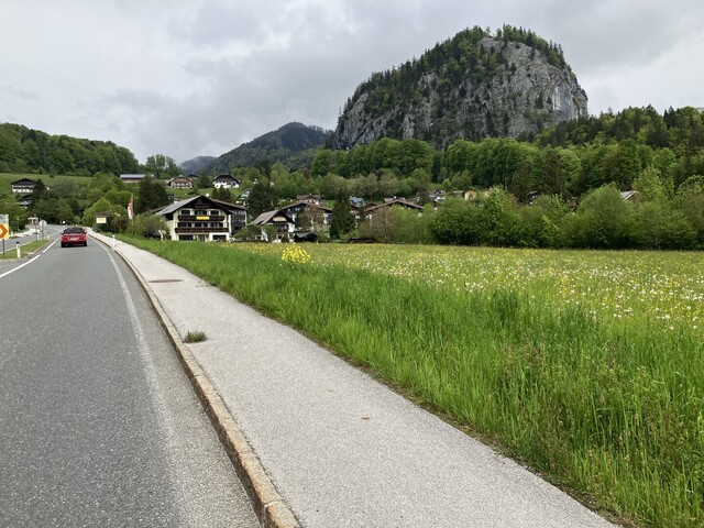 Zu Beginn im Ort noch auf dem Radweg neben der Bundesstraße.
Wuchtig im Bild der Kletterfelsen Plombergstein, an dessen Fuße es später vorbeigeht.