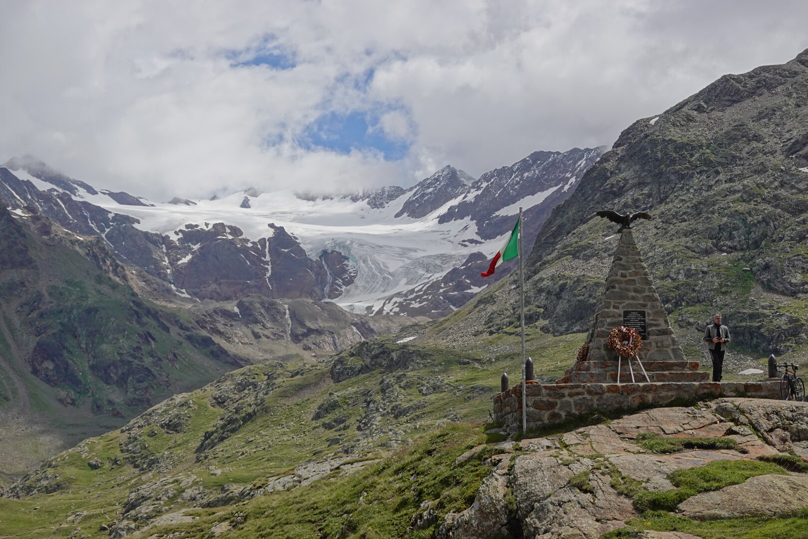 Der Dosegù-Gletscher und das 1.-Weltkriegs-Denkmal kurz vor der Passhöhe.