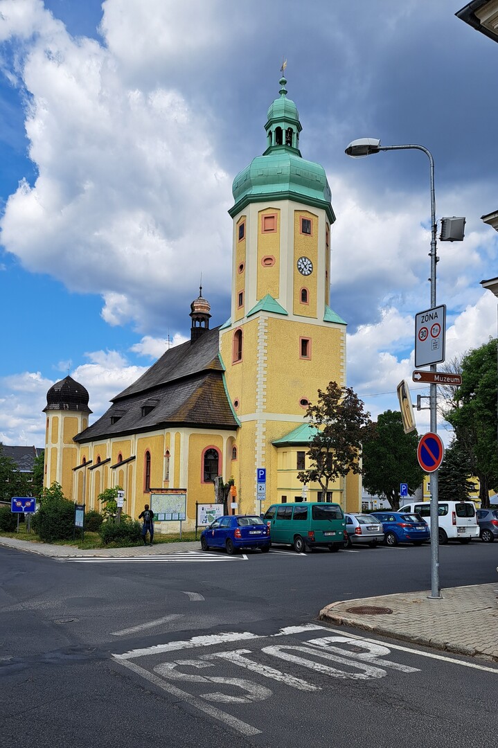 St. Laurentius  Kirche in Horní Blatná, Blick nach Westen über die Kreuzung hinweg, die den Beginn der Auffahrt darstellt