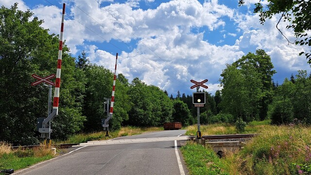 Bahnübergang an der Bahnstrecke Karlovy Vary – Johanngeorgenstadt