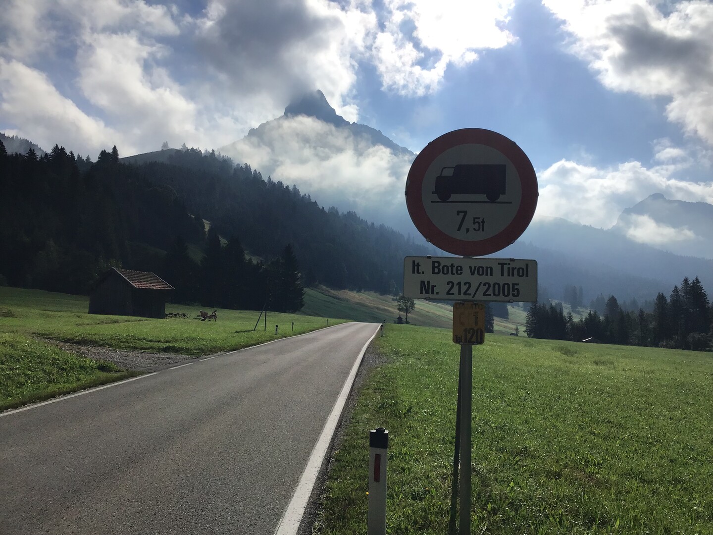 Bote Tirols verkündet: dies ist nicht die Passhöhe! Seichenkopf
