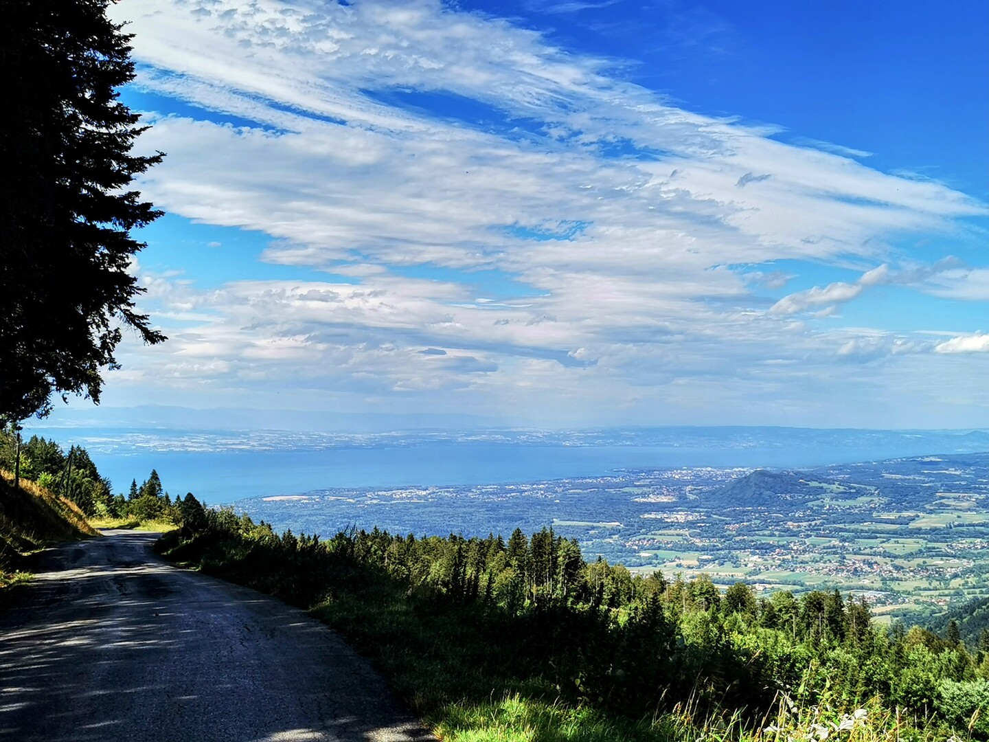 Schon beim Hochfahren erhascht man einen schönen Blick auf den Genfer See 