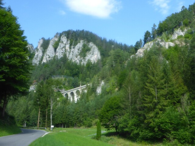 Blick auf die historische Ghega-Semmeringbahn (Krauselklause-Viadukt) in der Ostauffahrt durch die kalte Rinne