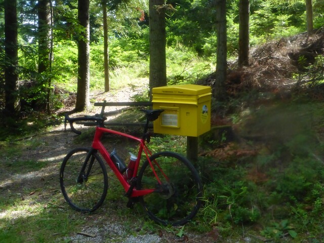 Nordauffahrt, Bankerl im Wald mit eigenem Postkasten ;-)